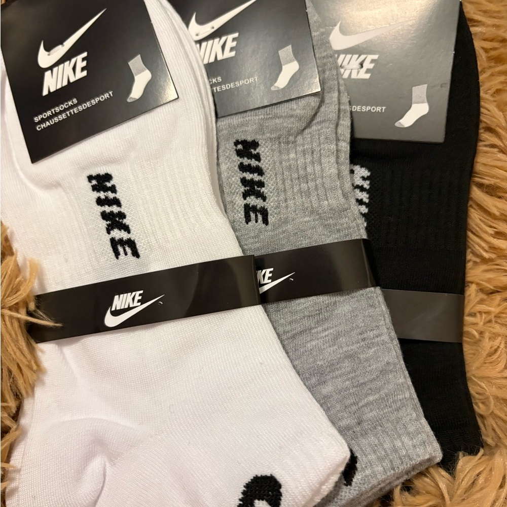Nike Bundle 3 Pair of Socks and A Beanie - Picture 3 of 4